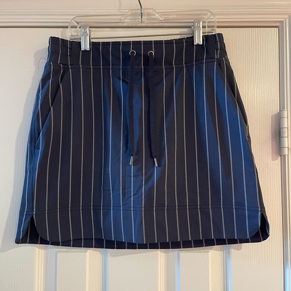 Athleta Midtown Women's Size 4 Blue pinstripe Stretch Mid Rise Activewear Skort - Picture 1 of 6